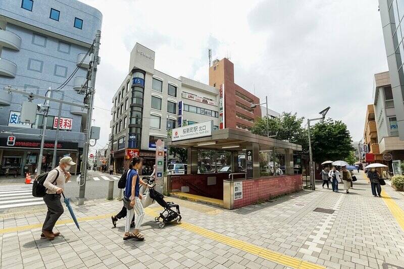 最寄り駅は<b>東急田園都市線「桜新町」駅（徒歩12分）</b>。“サザエさんの街” として親しまれ、都心から近いのに穏やかな雰囲気が漂うエリアです。