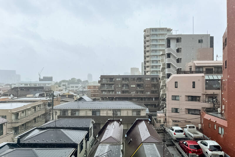 背の高い建物が視界に入りますが、距離は取れていて視線などはあまり気にならなさそう。