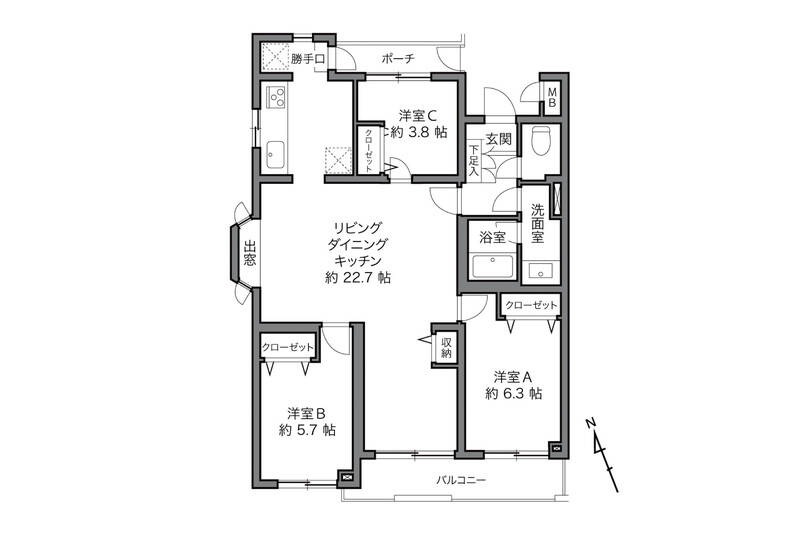 専有面積約82㎡を3LDKにした間取り。３つの洋室はリビングダイニング（LD）を通ってアクセスするので、家族が自然とLDに集い会話が生まれそう。