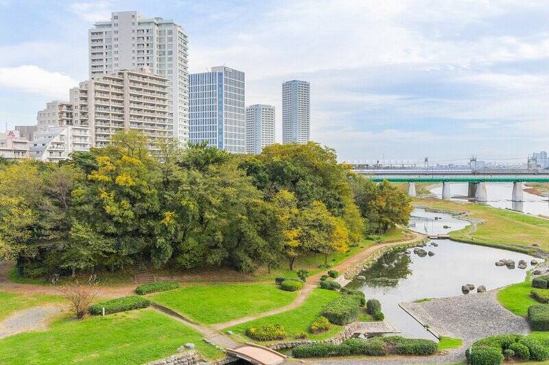 気軽に自然を味わえるのも “二子玉川エリア” の魅力。休日は「兵庫島公園」（徒歩９分）や「二子玉川公園」（徒歩12分）など多摩川沿いの見晴らしのいい公園に家族でお出掛けするのもいいですよね。