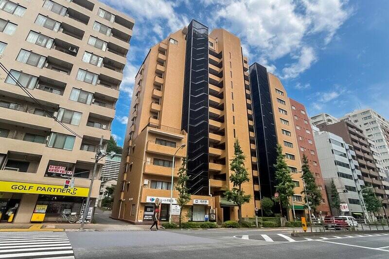 東京メトロ有楽町線「護国寺」駅から歩くこと５分。音羽通り沿いに建つ、1982年竣工・総戸数71戸のマンション。１階にはテナントが入居しています。
