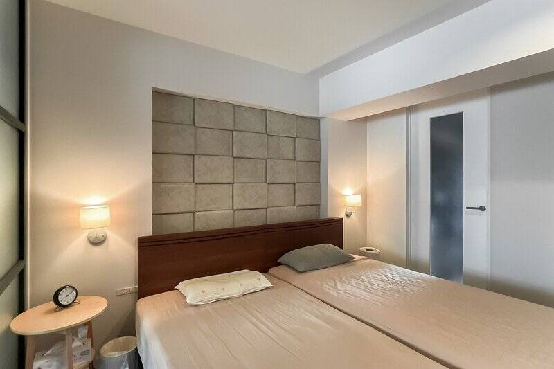 ブラケット照明を設えたホテルライクな仕上がりのベッドルーム。ベッドヘッドの立体感あるデザインって、どうなっているのでしょう……？
