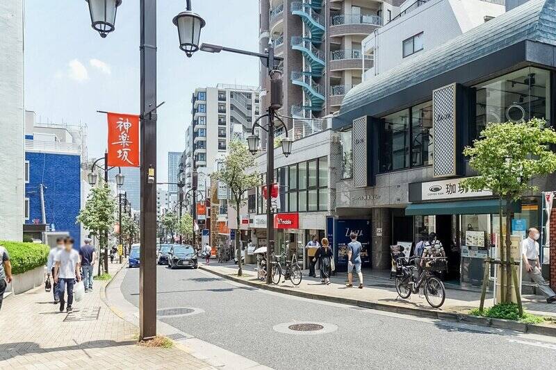 そして何を隠そう<b>、「神楽坂」駅も徒歩圏内</b>なのです。愉しみ溢れる美食の街へ、歩いて12分で行けちゃいます……いや、歩いて12分で帰って来られます、の方が喜びが伝わるでしょうか？