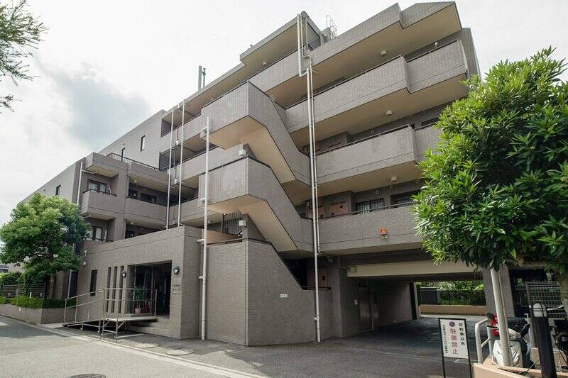 ご紹介するのは、東葉高速鉄道の<b>快速・通勤快速停車駅「北習志野」</b>から徒歩11分のところに建つ1995年竣工のマンションです。駅前には商業施設や複数の商店街があります♪