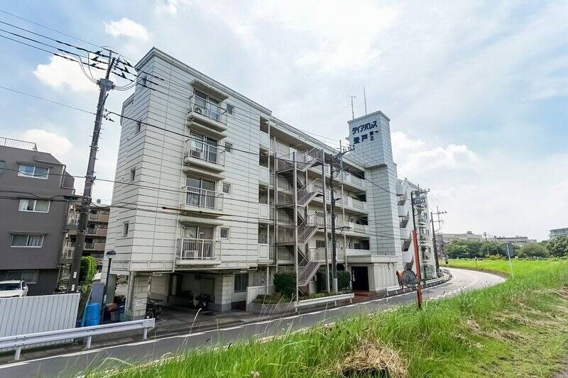 川沿いに佇む1982年築のマンション。マンションから出てすぐ正面に土手に登れる階段があるので、まわり道せずに多摩川までアクセスできます。