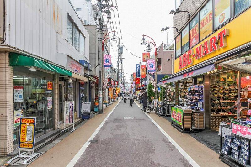 最寄りは、東急東横線の「学芸大学」駅。駅前には青果店、靴屋、飲食店などが建ち並ぶ商店街が。中には、おしゃれなカフェやタピオカ専門店なども。駅〜マンション間の通り道なので、ふらっと立ち寄れるのがうれしい。（徒歩８分）