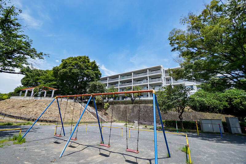 マンションのすぐ隣には、緑豊かな「立町みはらし公園」（徒歩１分）が広がっています。自宅のお庭代わりに使えそう！