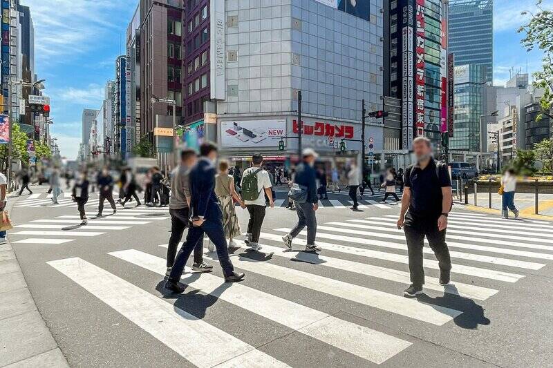 少し歩けば、東京の中心地「新宿」に。家電製品、ファッション、ホビーグッズなど、ここまでくれば大抵のものは揃っちゃいます！（徒歩18分）