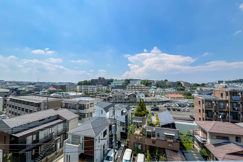 おおっ、これは期待以上！ 正面は低層住宅街で、街を一望できます！