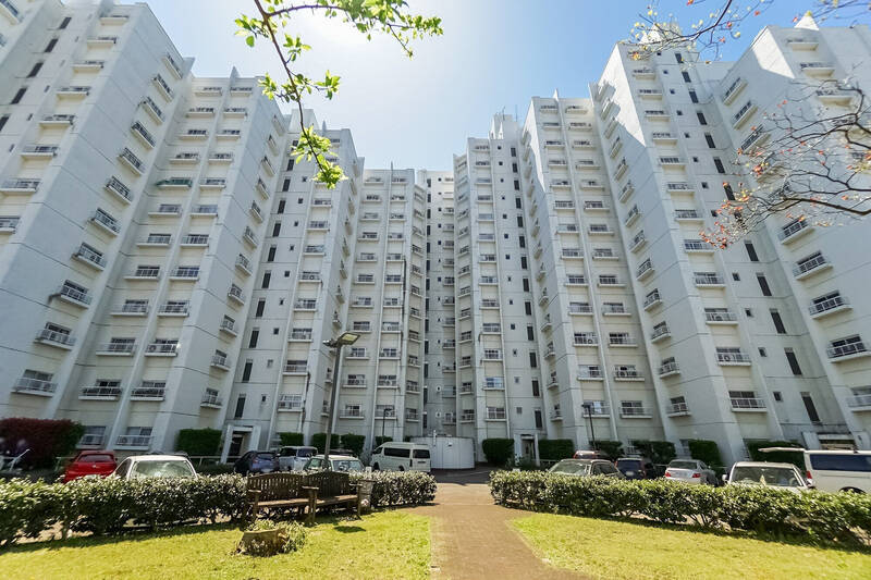 まずはマンションの全景をどうぞ！ 1971年竣工・総戸数126戸の堂々たる佇まいです。これまでに玄関扉やエレベーターの改修工事を実施済み。さらに<b>2024年現在、大規模修繕工事を実施中</b>（写真は工事前のもの）です。適宜メンテナンスを施しながら丁寧に住み継がれている印象ですね。