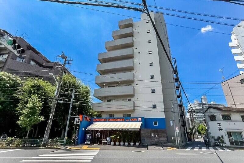 三宿通り沿いに建つ、1970年築・総戸数は33戸のマンション。白×ライトグレーのツートンカラーの建物で、１階には “三宿エリア” を代表する老舗ハンバーガーショップが入っていますよ。