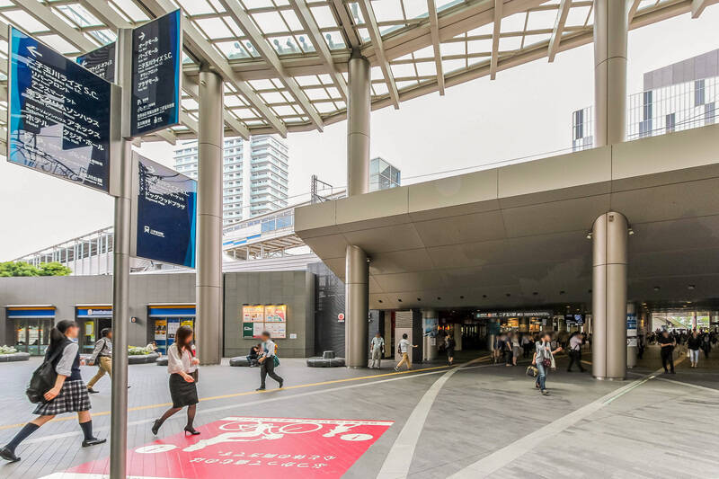 暮らしの舞台となる「二子玉川」駅は、東急田園都市線で「渋谷」まで急行で乗車時間約11分（各停でも約16分）！ さらに東急大井町線では「自由が丘」まで約６分、「大井町」まで約16分と、とても交通利便性の高い街です。