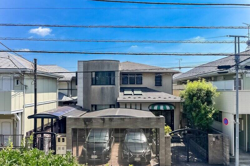 視界の上半分は広い空、下半分は戸建て住宅。距離が取れているため圧迫感がありません。