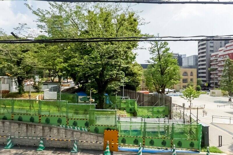 正面には「東郷元帥記念公園」のグリーンが。春には桜も咲くようです。自宅から花見を楽しめるのはうれしいですね。