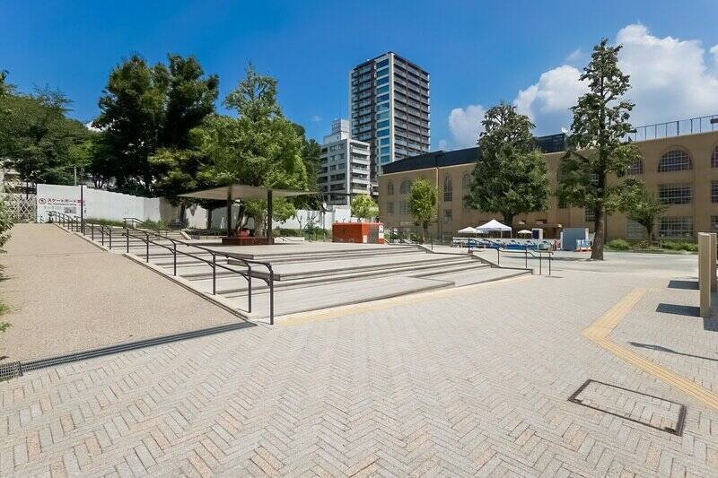 マンションの正面にある「東郷元帥記念公園」。春は桜、夏は鮮やかな緑、秋は紅葉、冬は枯れ木。季節によって違う表情を見せてくれる公園です。（徒歩１分）