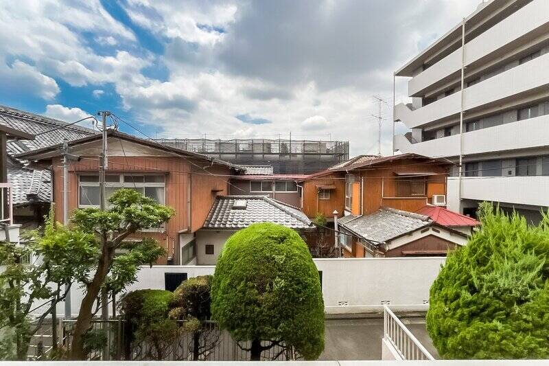 住戸は２階に所在。正面の建物とは距離が取れていて、たっぷりと陽が注ぎます。