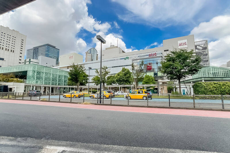 最寄りは「川崎」駅（徒歩８分）。商業施設複合型の大きな駅です。複数路線が走り、上野東京ラインを使えば「品川」駅までは乗車時間約10分！