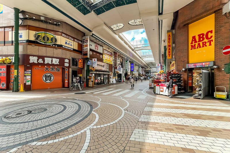 駅のまわりには複数の商店街が。このアーケード付きの商店街を抜けると……