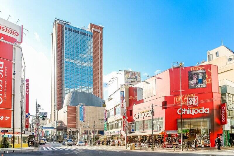 舞台は「三軒茶屋」。田園都市線と世田谷線の２車線が利用できます。駅前のシンボル「キャロットタワー」やディープな飲屋街「三角地帯」など、現代的な一面と下町感のある一面を持ち合わせる人気エリアです。（徒歩９分）