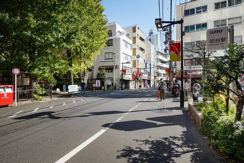 京王線「初台」駅の南側からこんにちは。今回ご紹介する物件はこの写真に写っている、道の奥の白い建物。そう、<b>駅から徒歩わずか１分</b>の物件です！