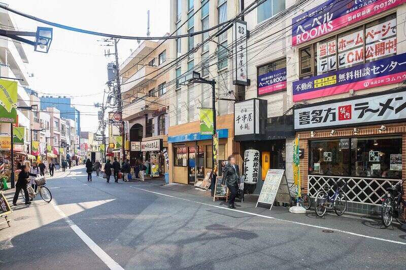 駅前からは商店街が延びていて、飲食店やドラッグストアが立ち並んでいます。駅に近いだけでなく、買い物や外食にも便利な環境です♪