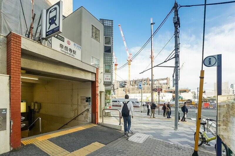 最寄り駅は都営浅草線・京浜急行「泉岳寺」で、マンションからは徒歩４分。「羽田空港」へ乗り換えなしで行けるので、出張が多い方にはうれしいですね。駅東側の広大な敷地が工事中。それもそのはず……