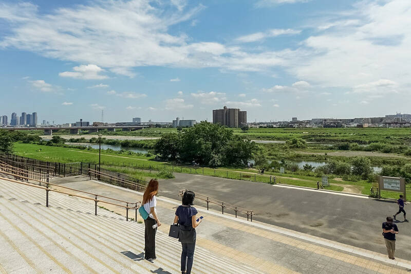 息抜きをしたい時には「<b>二子玉川公園</b>」へ。お子さま連れのファミリーや、読書やランニングを楽しむ方々で賑わっていますよ。（徒歩14分）