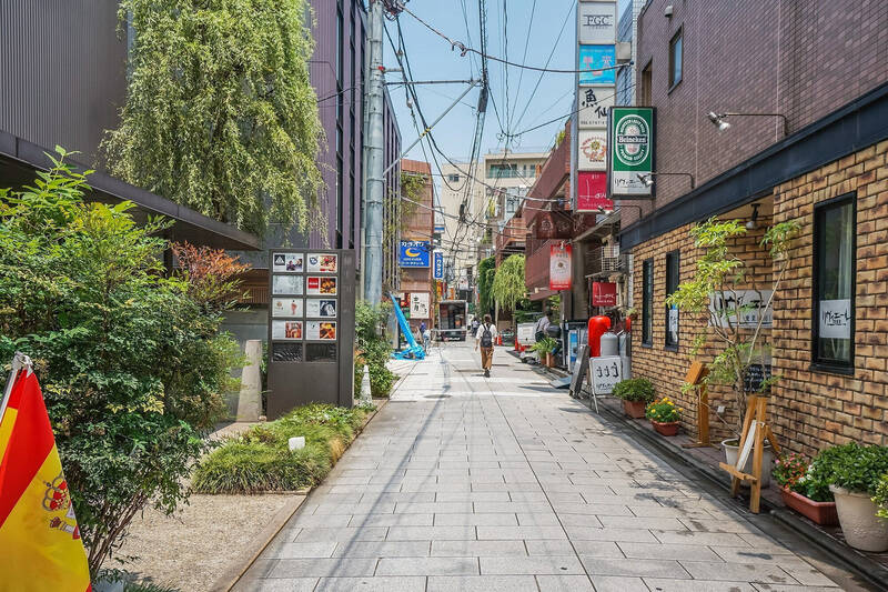 ちょうど「髙島屋」の裏手にある「<b>柳路</b>」。石畳の路地には、センスのいい飲食店が軒を連ねています。（徒歩７分）