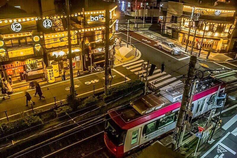 心躍る飲み屋街<b>「東京大塚のれん街」（徒歩８分）</b>も見逃せません。昔ながら……の雰囲気に寄せた、今っぽいプロデュースを感じさせる佇まいです。