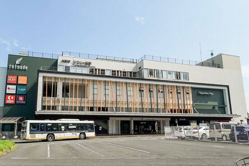 <b>京王線の急行停車駅「つつじヶ丘」</b>が暮らしの舞台（徒歩14分）。「新宿」駅まで約22分でアクセスできる便利な立地です。