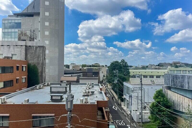 目線の高さに建物があまりないので、抜けがあって気持ちのよい眺望です。