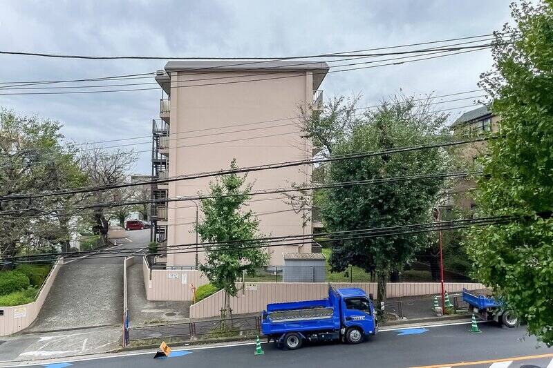 ２階所在の住戸。傾斜地に建っているので視線は少し高めです。向かいの建物と窓が向き合っていないため視線が合うことはなさそう。