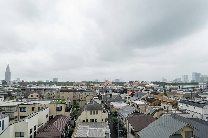 こちらの住戸は、マンション最上階の８階に位置しています。視界を遮るものはなく、街並みを見下ろす爽快なビューです！ 左手には「NTTドコモ代々木ビル」が、正面には代々木公園の緑が見えています。