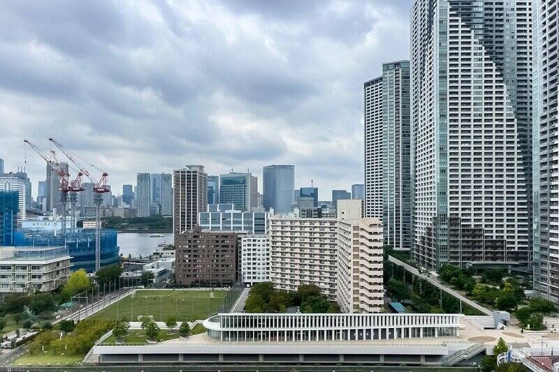 都心の高層ビル群を一望できるナイスビュー。グリーンも見えて気持ちがいいですね。写真では見切れていますが、眼下には「朝潮運河」も流れていますよ。