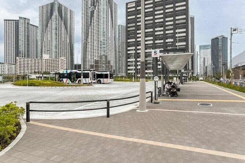 マンションから徒歩３分の距離には、BRT（バス高速輸送システム）を利用できる「HARUMI FLAG（晴海五丁目ターミナル）」停留所が。<b>バスを使えば「新橋」まで約11分でアクセス可能です。</b>