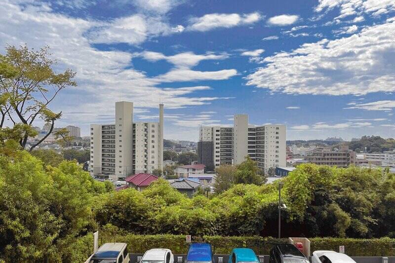 グリーン×青空の気持ちよさがたまりませんね。風にそよぐ木々とゆっくりと動く雲を眺めていたら、日々のストレスも忘れられそう。