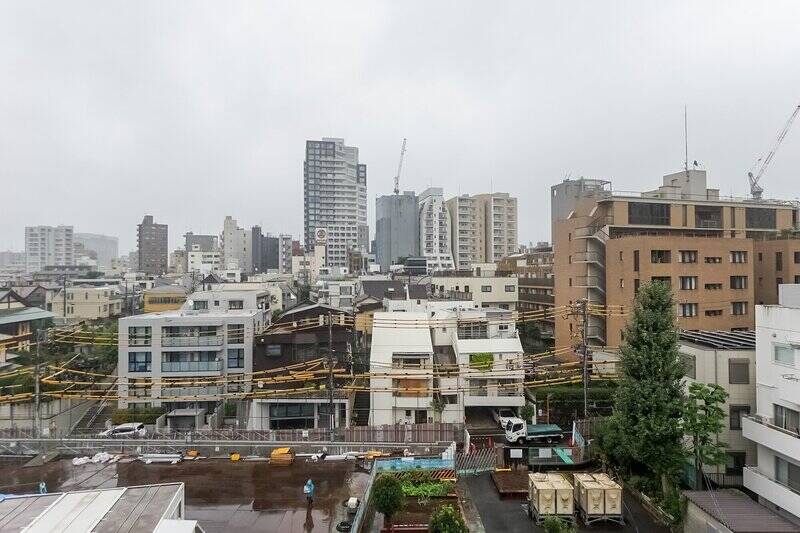 東向きの眺望。手前には「東京おもちゃ美術館」のグラウンドがあり、開けています。