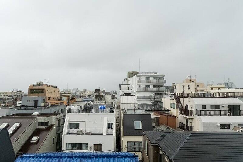 空が広いですね！ 住戸は５階所在の最上階。周囲に高い建物がないので、眺望が開けています。