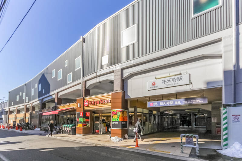 今回の舞台は「祐天寺」。個性的なセレクトショップや飲食店などがあり、散策するだけでも楽しいエリア。駅から少し歩くと静かな住宅街が広がり、落ち着いた雰囲気も。今回のマンションは、最寄りの東急東横線「祐天寺」駅から徒歩２分の駅近物件です。