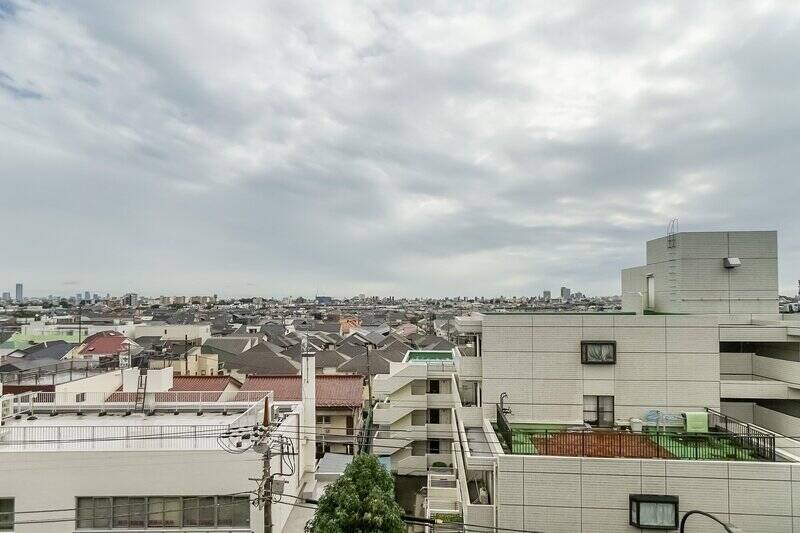 まわりに高い建物がないため、抜け感のある眺望。空が広くて気持ちがいいですね。