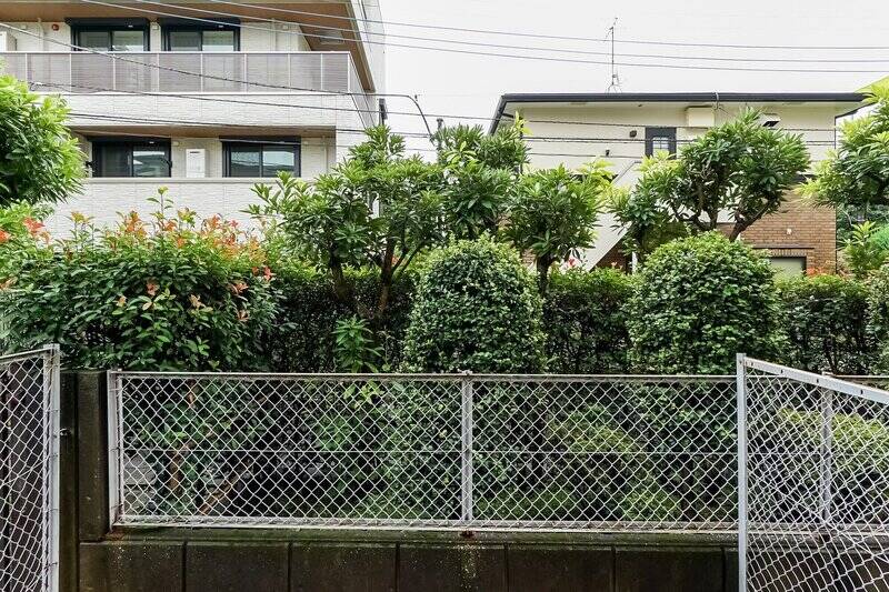 当住戸は１階に所在。青々とした生け垣のおかげで道路からの視線は気になりません◎