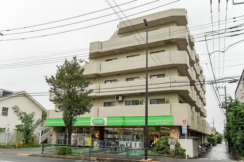 1984年生まれのマンション。建物の１階には「ミニコープ 武蔵野店」が入っています。営業時間は9:30〜23:00で、日々のお買い物には困りませんね！