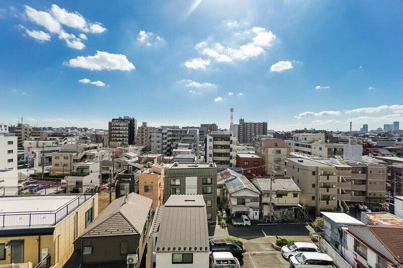 周囲に背の高い建物はなく、大きく視界が開けた気持ちいい眺めです。時折、東急池上線のポップな車両が横断していくのが見えましたが、二重サッシのおかげで室内で音はほぼ聞こえませんでした。