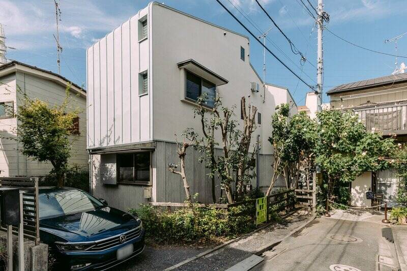 やってきたのは杉並区の閑静な住宅街の一角。人通りの少ない袋小路にひっそりと佇む住まいです。周辺環境やアクセス面について、詳しくはのちほど。