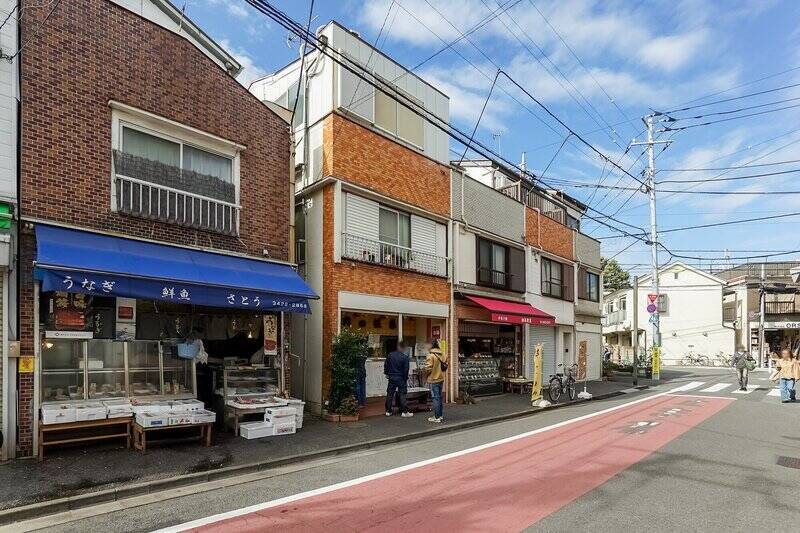 マンションのすぐ近くにある鮮魚店「さとう鮮魚」・精肉店「ミートショップ佐藤」・和菓子屋「相馬製菓」（徒歩２分）。中でも「さとう鮮魚」は新鮮なお魚が評判で、地元の方の多くが買いに来られるのだとか。売主さまもよく利用されるそうですよ。