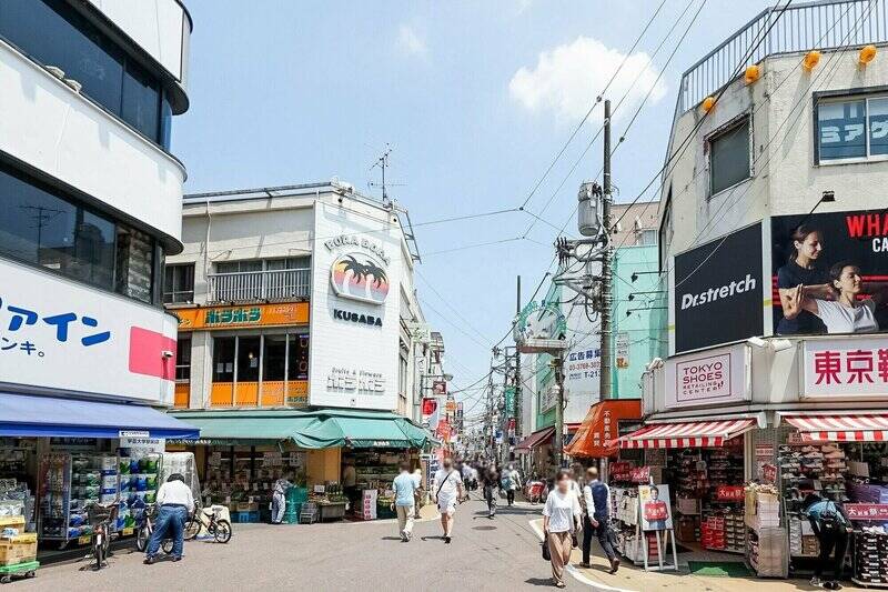 駅の東西両サイドに賑やかな商店街が延びる「学芸大学」の街。マンションまでは、「学芸大学東口商店街」をアタマからおシリまで通り抜けてアクセスします！ 飲食店やドラッグストア、100円ショップ、さらにおしゃれなカフェなども一挙に手に入りますよ〜♡（徒歩１分）