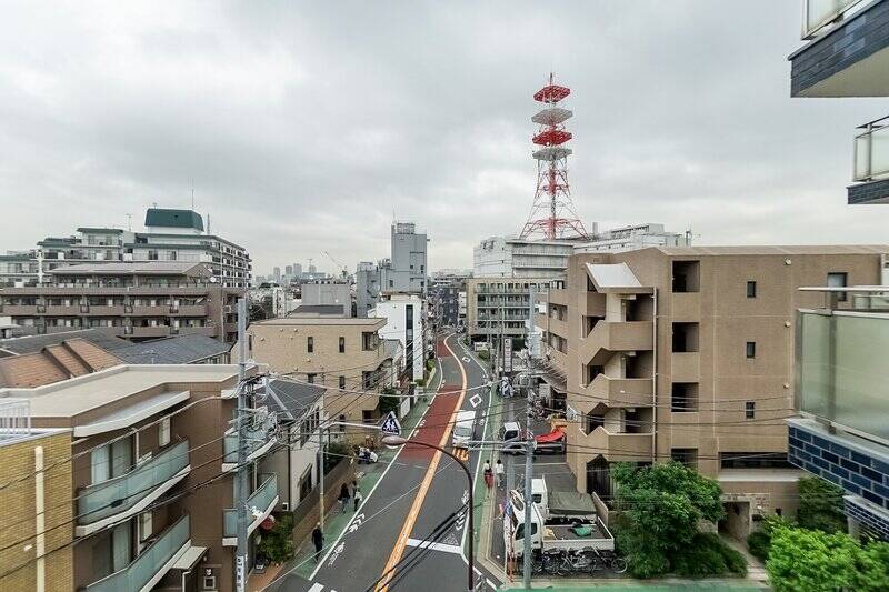 こちらは５階所在の住戸です。バルコニーからは空が大きく見え、開放的なビューを楽しめますよ。