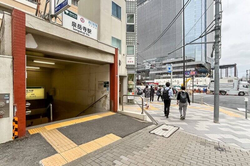 最寄り駅は都営浅草線・京浜急行「泉岳寺」で、マンションからは徒歩４分。「羽田空港」へ乗り換えなしで行けるので、出張が多い方にはうれしいですね。駅東側の広大な敷地が工事中。それもそのはず……