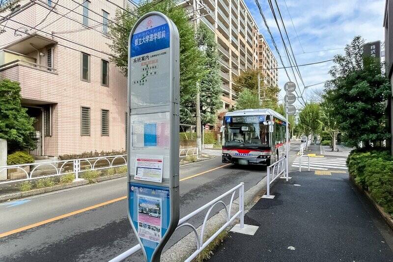 最寄りの東急東横線「都立大学」駅まで徒歩20分とやや距離があります。その代わり、マンションから徒歩４分のバス停「都立大学理学部前」から「都立大学駅北口」までアクセスできる便が１時間に３〜４本ほど出ていますよ。