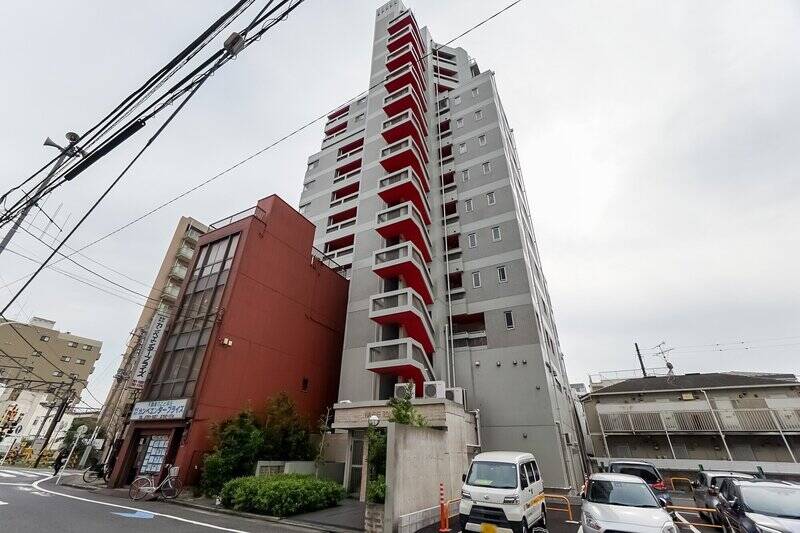 最寄りの東急池上線「池上」駅（徒歩１分未満）の南口を出ると、すぐ目の前に現れる今回のマンション。1998年竣工、総戸数は43戸です。